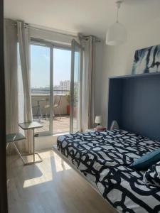 巴纽Superbe Appartement en Résidence T3,Options Clim et parking, lave-linge的一间卧室设有一张床和一个大窗户