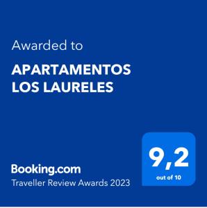 厄尔梅达诺APARTAMENTOS LOS LAURELES的蓝色的屏幕,上面的文字被授予公寓的房东