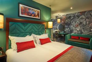 曼彻斯特马尔马逊曼切斯特酒店的一间卧室设有一张床和绿色的墙壁