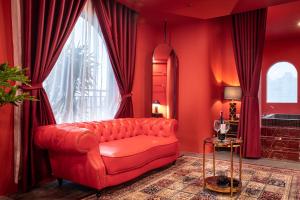 河内Jacayl Hotel TCG的红色的客厅配有红色沙发