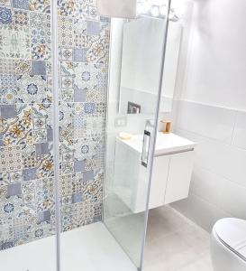 锡拉库扎特雷阿尔奇旅馆的带淋浴和卫生间的浴室