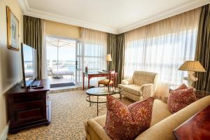 开普敦桌湾酒店 的带沙发、桌子和电视的客厅