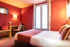 巴黎帕特里克哈亚特阿丽亚娜蒙帕纳斯酒店的配有一张床、一张书桌和一扇窗户的酒店客房