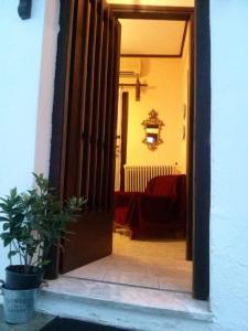 马克里尼撒Διαμέρισμα Αγγελική的通往带沙发的客厅的开放式门