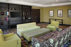 查尔斯顿查尔斯顿历史中心假日酒店的客厅配有沙发、椅子和电视