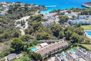 马纳科尔Apartament Cala Anguila的享有度假村和水域的空中景致