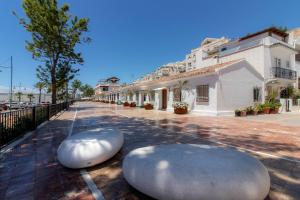 马贝拉Room in Guest room - Private room in the fishing port of Marbella的两块大白色物体坐在街道边