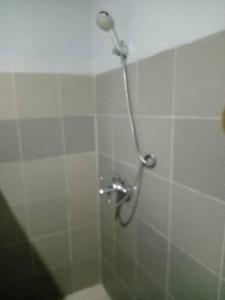 班珠尔Fajara Suites, Bakau, Banjul, Gambia的带淋浴喷头的浴室