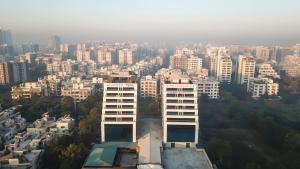 苏拉特Ramee International Surat的城市前方高大的白色建筑