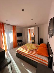奇维塔韦基亚Simply House Civitavecchia的一间卧室配有一张带橙色毯子的大床
