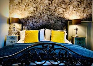 杰德堡The Capon Tree Town House的一间卧室配有一张带黄色枕头的大床
