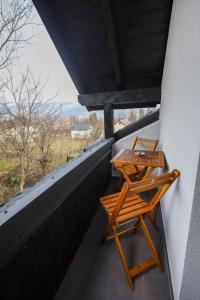 坎普朗莫道尼斯Pensiunea CityView的两把椅子坐在房子的阳台上