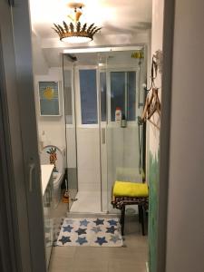 加的斯Apartamentos La Selva的带淋浴和盥洗盆的浴室