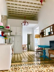 Apartamentos La Selva的厨房或小厨房