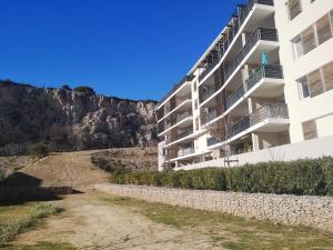 塞普特梅斯·莱瓦隆T2 tout neuf avec Parking à 10km d'Aix et Marseille的山边的白色公寓大楼
