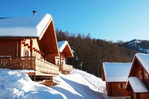 德沃吕伊Grand chalet en bois avec vue splendide的雪地小木屋