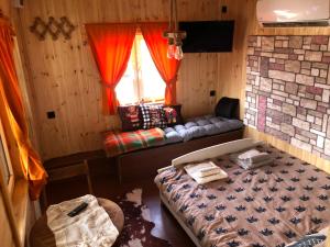 HüseyinalanBear House Uludağ Bungalov的客房设有两张床、一张沙发和一个窗口。