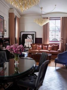 伦敦NoMad London的客厅配有沙发和桌椅