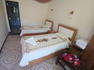 拉利贝拉拉利贝拉酒店的小房间设有两张床和镜子
