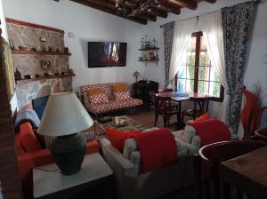 马拉加Casa Rural La ilusion的带沙发和桌子的客厅