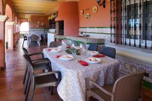阿尔豪林德拉托里TESS Villa Cari的一间带桌椅的用餐室