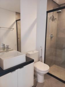 圣保罗Cityhome Platina Tatuapé的浴室配有卫生间、盥洗盆和淋浴。