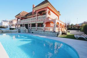 阿尔豪林德拉托里TESS Villa Cari的一座大房子,前面设有一个游泳池
