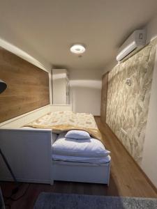 埃格尔City Nest Eger的一间小卧室,卧室内配有一张床铺