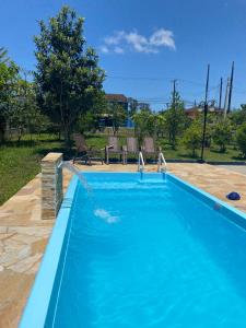 南圣弗朗西斯科Apartamento em chácara com piscina próximo de praias com internet的蓝色的游泳池,设有喷泉