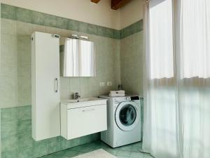 罗维戈Appartamento Donà的一间带洗衣机和水槽的浴室