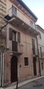维罗纳L'Ultima Rosa的两座阳台的建筑