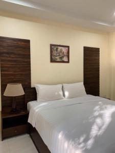 邦涛海滩Bangtao Hello House的卧室配有白色大床和灯