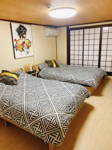 大阪悠雅軒的两张睡床彼此相邻,位于一个房间里