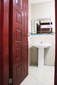 MatolaMatola View Residence的一间带红色门和水槽的浴室
