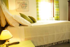 拉波拉诺泰尔梅阿勒温泉住宿加早餐旅馆的卧室配有带枕头的床铺和窗户。