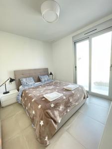 菲内斯特拉特Apartamento Campana Bay con vistas a Benidorm的一间卧室设有一张床和一个大窗户