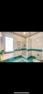 卡普里VILLA OLGA LUXURY CAPRI的浴室设有2个水槽和2个卫生间
