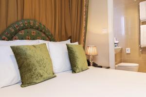 伦敦The Windermere Hotel, London的卧室配有白色的床和2个枕头