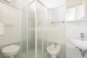 圣毛罗马尔HOTEL CONTI的带淋浴、卫生间和盥洗盆的浴室