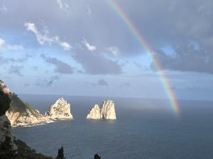卡普里VILLA OLGA LUXURY CAPRI的海面上,有岩石的彩虹
