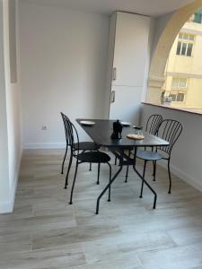 巴塞罗那巴塞罗那公寓 - 伊比利亚的地板上的房间里一张黑桌子和椅子