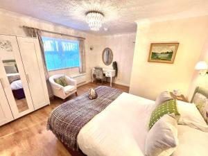 利明顿帕斯福德豪斯酒店的卧室配有床、椅子和窗户。