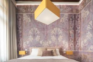 威尼斯Ninfea Luxury Suites的一间卧室配有一张紫色壁纸床