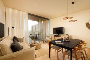 拉戈斯Palmares Signature Apartments的客厅配有沙发和桌子