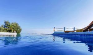 马林堡Varandas do Vale Furnazinhas的蓝色海水游泳池和滑梯