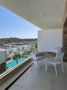 菲内斯特拉特Apartamento Campana Bay con vistas a Benidorm的阳台的用餐室配有桌椅