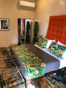 FrederikstedThe Fred - Adults only Hotel的一间卧室配有一张带橙色床头板的大床