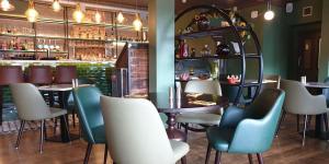 斯托诺韦皇家酒店的一间带桌椅的餐厅和一间酒吧