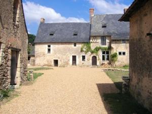 Maison de 5 chambres avec jardin clos et wifi a Morannes sur Sarthe的一座大型石头建筑,设有大型庭院