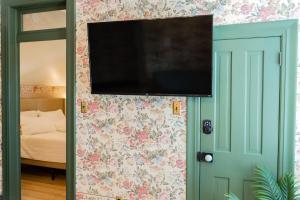 史普林维尔Suite 2 Historic Art City Inn的卧室墙上的平面电视